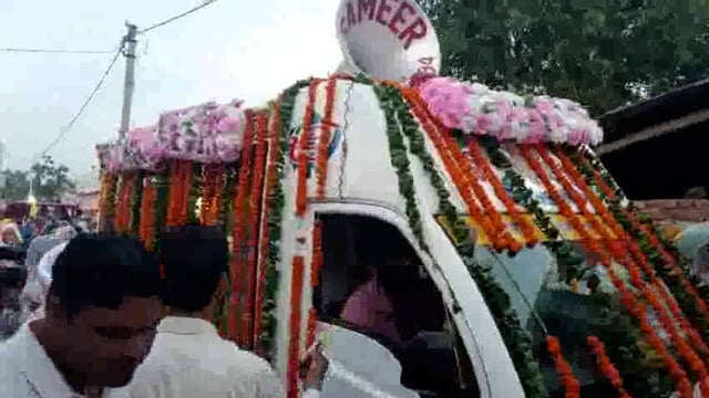 खाला टीरा! मुस्लिम भाइयों ने सिख भाइयों का फूलों से स्वागत कर पेश की भाई चारे की मिशाल!