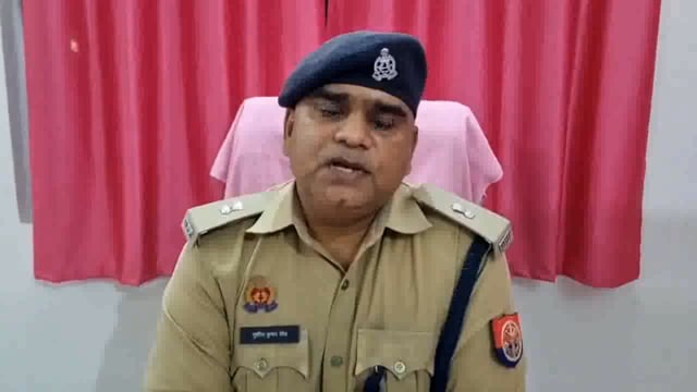 संतकबीरनगर, उत्तर प्रदेश – जिले के धनघटा थाना क्षेत्र के सिरसी गांव में शनिवार को जमीन के बैनामे को लेकर दो पक्षों के बीच खूनी संघर्ष हो गया। विवाद इस कदर बढ़ गया कि दोनों पक्षों ने एक-दूसरे पर चाकुओं से हमला कर दिया।#police