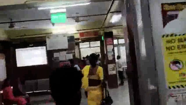 उत्तर प्रदेश के जौनपुर जिले के अमर शहीद उमानाथ सिंह जिला अस्पताल में उस समय हंगामा मच गया जब एक भर्ती साथी का मेडिकल न बनने से नाराज़ किन्नरों ने अर्धनग्न प्रदर्शन किया और अस्पताल परिसर में जमकर हंगामा किया।
#police