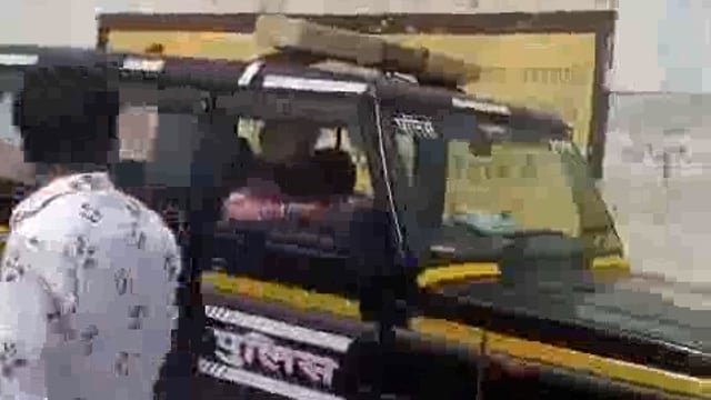 उत्तर प्रदेश के बुलंदशहर जिले के खानपुर इलाके में आज एक धार्मिक यात्रा (जात) निकाली जा रही थी, जब यह विवाद का कारण बन गई। मुस्लिम समुदाय ने यात्रा के दौरान मस्जिद में नमाज होने का हवाला देते हुए DJ बंद करने की मांग की।
#police