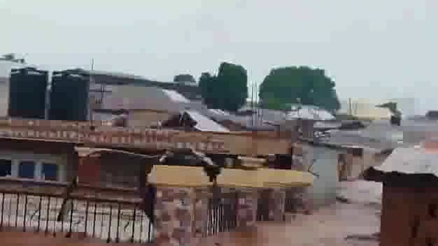 ▶️...नाइजीरिया में 117 की मौत, 3 हजार से ज्यादा घर डूबे*
नाइजीरिया के नाइजर राज्य में भारी बाढ़ की वजह से 3 दिन में 3 हजार से ज्यादा घर तबाह हो गए हैं। इस आपदा में 117 से ज्यादा लोगों की मौत हो गई, कई अन्य लापता हैं। नाइजर राज्य की इमरजेंसी एजेंसी के मुताबिक इलाके में बांध टूटने से हालात खराब हो गए। राहत-बचाव का काम जारी है। पिछले साल सितंबर में भी मेदुगुरी में भारी बारिश और बांध टूटने से बाढ़ आई थी, जिसमें 30 लोग मारे गए थे और लाखों लोग बेघर हो गए थे।