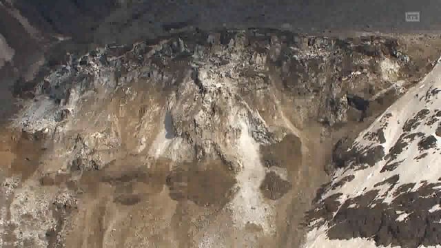 ▶️....गायब हो गया स्विट्जरलैंड का खूबसूरत गांव ? तबाही का भयंकर मंजर*
स्विट्जरलैंड के खूबसूरत ब्लैटेन गांव में 28 मई को भयानक प्राकृतिक आपदा ने सब कुछ तबाह कर दिया। बिर्च ग्लेशियर का एक बड़ा हिस्सा टूटकर गांव पर गिरा, जिससे बर्फ, कीचड़ और चट्टानों का सैलाब आ गया। गांव का 90% हिस्सा मलबे में दब गया, जबकि बाकी बचे घर बाढ़ में डूब गए। इस आपदा का वीडियो अब सामने आया है, जो प्राकृति के भयंकर मंजर को दिखा रहा है। हालांकि, गांव के 300 लोगों को पहले ही निकाल लिया गया था।