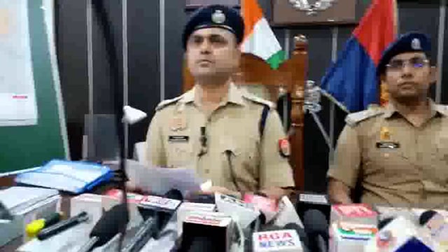 बरेली में संकित चौहान की हत्या के मामले का पुलिस ने पर्दाफाश किया है। एसपी सिटी ने हत्याकांड का खुलासा करते हुए बताया कि यह हत्या दबंगई दिखाने के उद्देश्य से की गई थी।पुलिस ने इस मामले में अमन समेत 4 आरोपियों को गिरफ्तार किया है। गिरफ्तार आरोपियों को पुलिस ने कैंट थाना क्षेत्र के कठपुला के पास मुठभेड़ के दौरान पकड़ा।#police