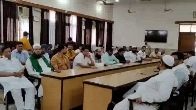 आगामी त्योहारों के मद्देनज़र मुजफ्फरनगर पुलिस प्रशासन ने पूरी सतर्कता बरतने की तैयारी शुरू कर दी है। प्रशासन ने त्योहारों को शांतिपूर्वक और विधिपूर्वक मनाने के लिए कदम उठाए हैं। इस सिलसिले में जिलाधिकारी (DM) और वरिष्ठ पुलिस अधीक्षक (SSP) ने धर्मगुरुओं के साथ एक महत्वपूर्ण बैठक की।#police