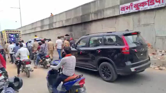 झांसी: जिले के रक्सा थाना में थानेदार के विदाई समारोह के दौरान एक अजीब स्थिति उत्पन्न हुई, जब स्थानीय प्रधान ने भव्य जुलूस की पूरी व्यवस्था की, जिससे मामला चर्चा का विषय बन गया। समारोह में भव्यता और 