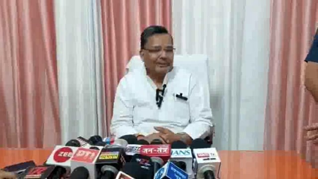 मैनपुरी में बीजेपी नेत्री के बेटे के अश्लील वीडियो को लेकर विवाद गहरा गया है। इस मामले में उत्तर प्रदेश के कैबिनेट मंत्री जयवीर सिंह ने अपनी प्रतिक्रिया दी और कहा कि यह कार्रवाई पार्टी विरोधी गतिविधियों के कारण की गई है। मंत्री जयवीर सिंह ने स्पष्ट किया, 