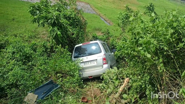 ଭାରସାମ୍ୟ ହରାଇ କାର ରାସ୍ତା କଡ଼କୁ ଓଲଟି ପଡ଼ିଲା ।