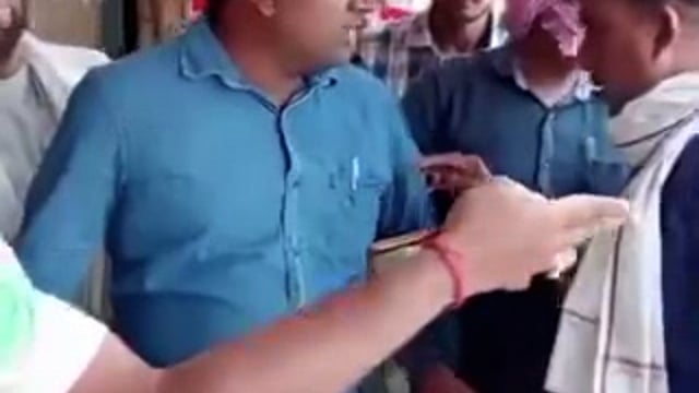 ▶️ ....अम्बेडकरनगर: रिश्वत लेते लेखपाल रंगे हाथ गिरफ्तार
→ एंटी करप्शन टीम ने लेखपाल अरुण कुमार यादव को पकड़ा
→ जलालपुर तहसील में तैनात था गिरफ्तार लेखपाल
→ महिला से 10 हजार रुपये घूस की कर रहा था मांग
→ जलालपुर बाजार स्थित साहू किराना स्टोर पर हुई कार्रवाई