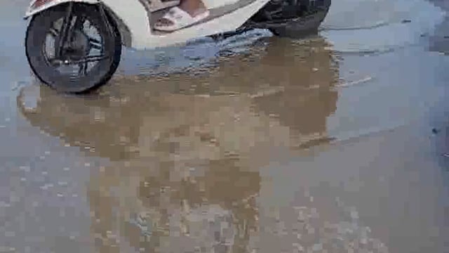 विद्युत लगाते समय टूटी पाइपलाइन, ठप हुई पानी की सप्लाई