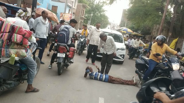 बस स्टेशन अमेठी के सामने शराबी सड़क पर लेट गया दोनों तरफ जाम लग गया जमकर मचाया उपद्रव संभ्रांत लोगों ने समझाकर शांत किया