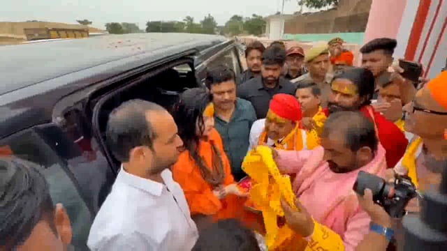 फिल्म अभिनेत्री ममता कुलकर्णी आज संभल ज़िले के एचौड़ा कम्बोह गांव स्थित कल्कि धाम पहुंचीं। बताया जा रहा है कि वे आचार्य प्रमोद कृष्णम के आमंत्रण पर वहां आई हैं।कल्कि धाम में आयोजित साप्ताहिक शिलादान कार्यक्रम में ममता कुलकर्णी हिस्सा लेंगी और शिलादान करेंगी। इस धार्मिक आयोजन को लेकर क्षेत्र में उत्साह का माहौल है, और बड़ी संख्या में श्रद्धालुओं के पहुंचने की संभावना जताई जा रही है।
#police