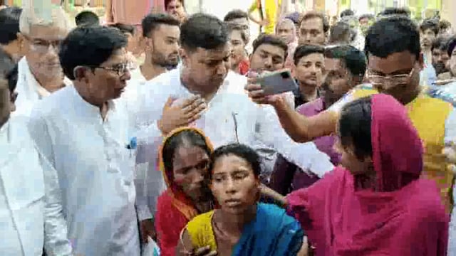 गंगापुर गढ़ेल में पोखर में डूबकर मृत हुए तीन बच्चों के परिजनों को भवन निर्माण मंत्री ने चार-चार लाख रुपए का दिया चेक।