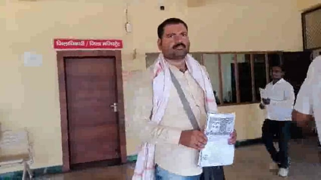 सिंगरौल प्रधान पर लगा 65 लाख के भ्रष्टाचार का आरोप,ग्रामीण ने डीएम से पत्रक सौंप कर जांच की किया मांग