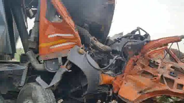 चकिया निबियां ढलान पर पेड़ से टकराई डम्फर चालक की हुई दर्दनाक मौत।