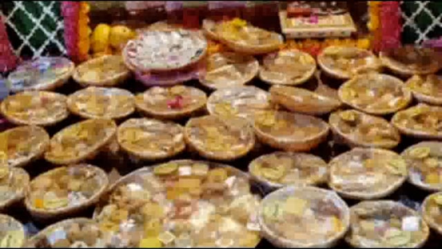 मांट क्षेत्र के राधारानी मानसरोवर मंदिर पर सजाया गया फूल बंगला व छप्पन भोग।