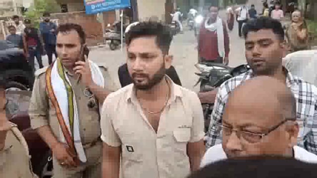 मोटरसाइकिल से टकराई कार माफी मांगने के बाद भी मोटरसाइकिल सवार लोगों ने की मारपीट गाड़ी का तोड़ा सीसा