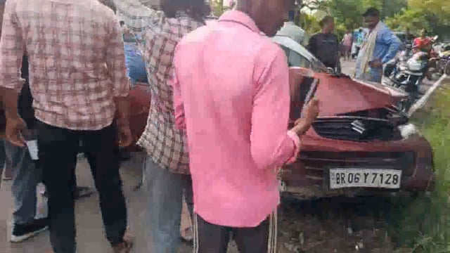 सड़क किनारे अनियंत्रित हो कर पेड़ से टकरा अल्टो कार , आधा दर्जन जख्मी 