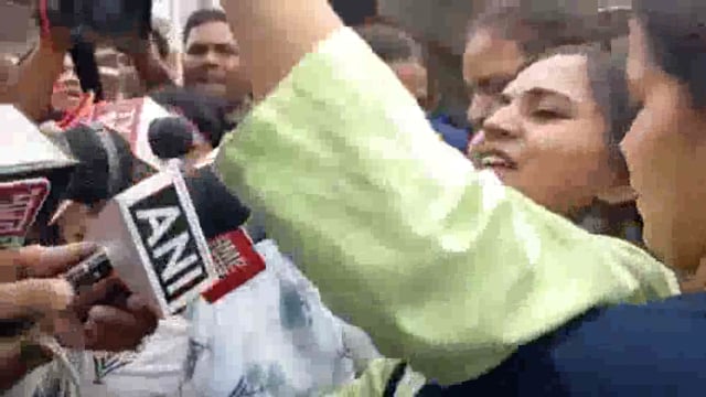 लखनऊ: महिला उत्पीड़न के मुद्दे को लेकर सपा की महिला कार्यकर्ताओं ने हजरतगंज में जोरदार प्रदर्शन किया। हाथ में बैनर लेकर पहुंची महिलाओं ने इस सामाजिक समस्या के खिलाफ नारे लगाए। पुलिस ने प्रदर्शन को देखते हुए सपा कार्यकर्ताओं को हिरासत में लेकर ईको गार्डन भेज दिया। प्रदर्शनकारियों ने महिला सुरक्षा और न्याय की मांग दोहराई
#politics