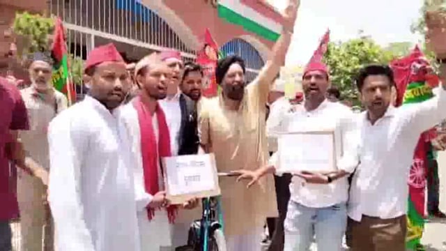 मेरठ: शहर में खड़े कूड़े के पहाड़ों को लेकर सपा कार्यकर्ताओं ने जोरदार प्रदर्शन किया। डीएम कार्यालय पहुंचकर उन्होंने कूड़ा हटाने की मांग करते हुए नारे लगाए। हाथों में तख्ती और बोर्ड लेकर सपाइयों ने कूड़ा प्रबंधन में लापरवाही के खिलाफ आवाज उठाई। प्रदर्शनकारी लोगों ने शहर को स्वच्छ रखने और कूड़े के पहाड़ों को तुरंत हटाने की मांग दोहराई।
#politics