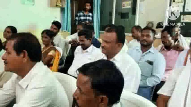 गडचिरोली तालुक्यातील घरकुल लाभार्थी माजी आमदार डॉ. देवरावजी होळी यांचे कार्यालय गाठले..