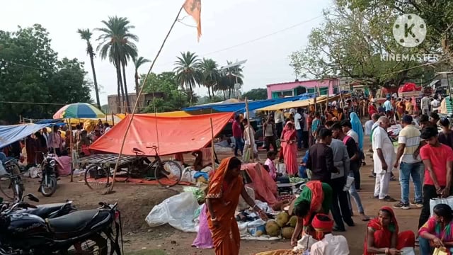 प्राचीन हटिया सेड विहीन बरसात एवं धूप में लोगों को होती है काफी परेशानी