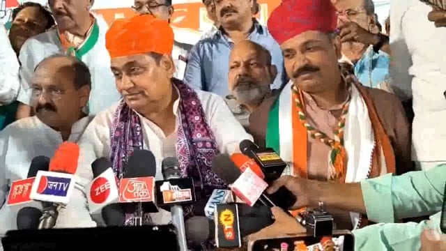 कोटा में कई स्लिपर सेल्स की बढ़ती संख्या को लेकर जब पत्रकार ने कांग्रेस नेता गोविंद डोटासरा से सवाल किया, तो उन्होंने बड़ी संजीदगी से इसका जवाब दिया। डोटासरा ने इस मुद्दे को गंभीरता से लेते हुए कांग्रेस की ओर से इस समस्या को नियंत्रित करने और सुधार के लिए आवश्यक कदम उठाने का आश्वासन दिया।
#politics