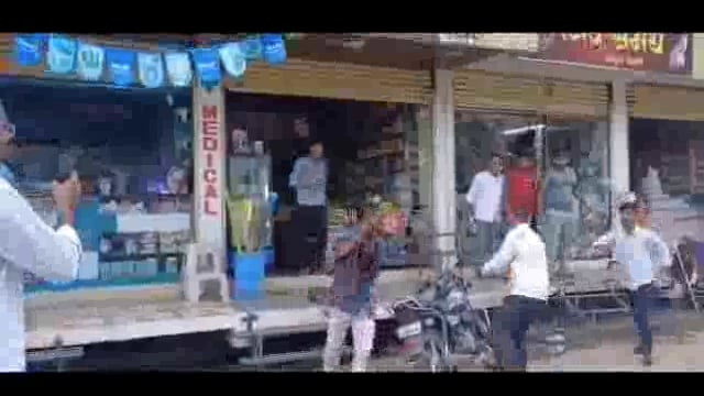 व्हऱ्हाडी मंडळीची छत्रपती शाहू महाराज चौकात दगडाने फ्री सिने स्टाईल हाणामारी