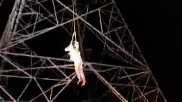 ▶️.... रायबरेली : प्रेमिका से नाराज़ युवक का हाई वोल्टेज ड्रामा 

 युवक 40 फीट ऊंची HT ट्रांसमिशन लाइन पर चढ़ा
 तारों के करीब बैठा युवक, जान का बना खतरा
 पुलिसकर्मी, फायर ब्रिगेड की टीम मौके पर पहुंची
घण्टों की मशक्कत के बाद युवक को उतारा नीचे
 ऊंचाहार कोतवाली क्षेत्र के उसरैना गांव की घटना