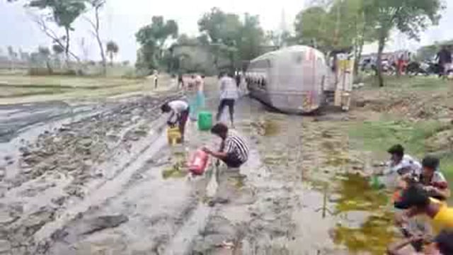 ▶️...... अमेठी : खेत में पलटा रिफाइंड ऑयल से भरा टैंकर 
 रिफाइंड तेल भरने डिब्बे लेकर पहुंचे ग्रामीण
खेतों में गिरे तेल को भरने में जुटे लोग
 पलटने से टैंकर चालक गंभीर घायल
 कमरौली थाना क्षेत्र के कठौरा के पास हादसा

#Amethi #OilTankers #Accident #RuralResponse @amethipolice