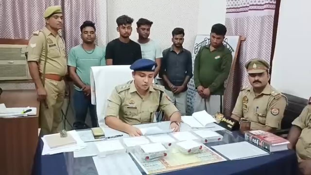 मझगावां चौबे रामनाथ इंटर कालेज के पास से पुलिस ने आभूषण सफाई के नाम पर ठगी करने वाले पांच ठगों को गिरफ्तार कर भेजा जे