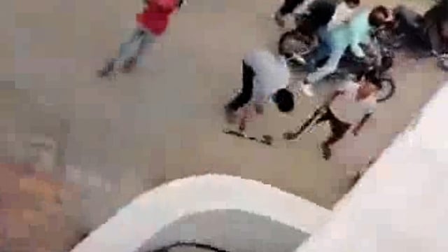 मेरठ। मवाना थाना क्षेत्र के मुबारिकपुर गांव में सड़क पर गाड़ी खड़ी करने को लेकर दबंगों के बीच खूनी संघर्ष हुआ। विवाद के दौरान दबंगों ने फिल्मी स्टाइल में खुलेआम अंधाधुंध फायरिंग की, जिससे इलाके में दहशत फैल गई।
#police