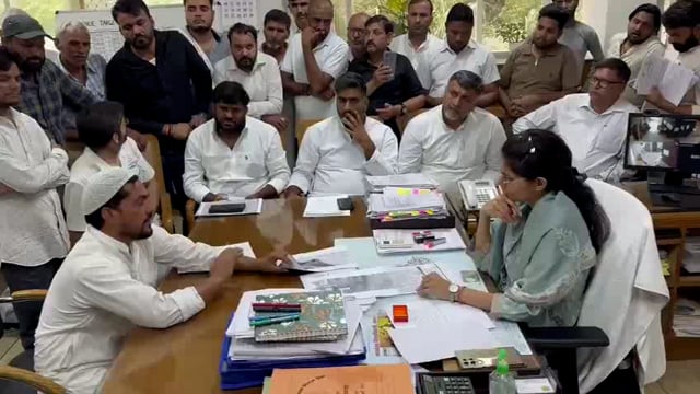 मेरठ। सरधना विधानसभा से विधायक अतुल प्रधान सैकड़ों किसानों के साथ पश्चिमांचल विद्युत के एमडी कार्यालय पहुंचे और वहां घेराव किया। किसानों ने लगातार बिजली कटौती की शिकायतें लेकर अपनी नाराजगी व्यक्त की, खासकर हाल ही में आए आंधी और तूफान के बाद बिजली की समस्या और बढ़ गई है।#politics