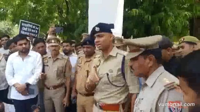 अलीगढ़ में हिंदू संगठनों के द्वारा SSP कार्यालय के बाहर प्रदर्शन किया गया। इस दौरान SSP संजीव सुमन ने प्रदर्शनकारियों को सख्त चेतावनी दी।संजीव सुमन ने कहा, "कानून व्यवस्था प्रभावित हुई तो आप इसके लिए जिम्मेदार होंगे।" उन्होंने प्रदर्शनकारियों से कहा, "इस तरह आप लोग दबाव बनाना चाहते हैं, लेकिन मुझपर दबाव नहीं बना पाएंगे।"#politics