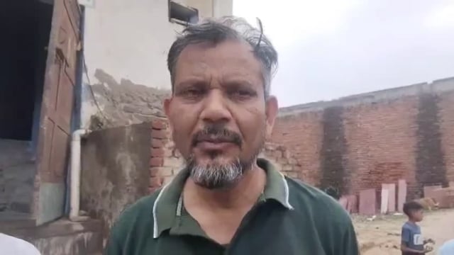 आगरा (उत्तर प्रदेश): थाना मलपुरा क्षेत्र के धनौली स्थित रामबाबू कॉलेज के पास एक बंद पड़े मदरसे के बेसमेंट में देर रात आग लगने की घटना सामने आई। आग लगते ही छत पर सो रहे परिवार में अफरा-तफरी मच गई, हालांकि सभी को समय रहते सुरक्षित बाहर निकाल लिया गया।#fire