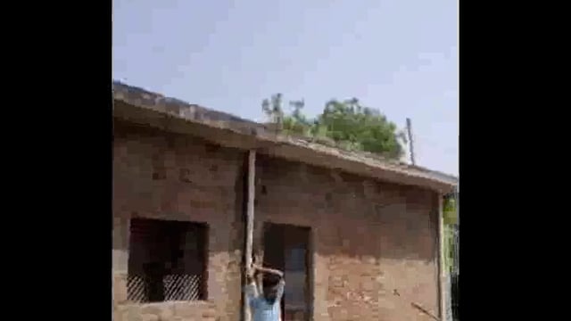 रायबरेली (उत्तर प्रदेश): जिले के जगतपुर कोतवाली क्षेत्र के पडरिया तिराहे से एक शर्मनाक और सनसनीखेज मामला सामने आया है। आधा दर्जन से अधिक दबंगों ने एक घर में घुसकर लाठियों से ताबड़तोड़ हमला कर दिया। 
 
#police