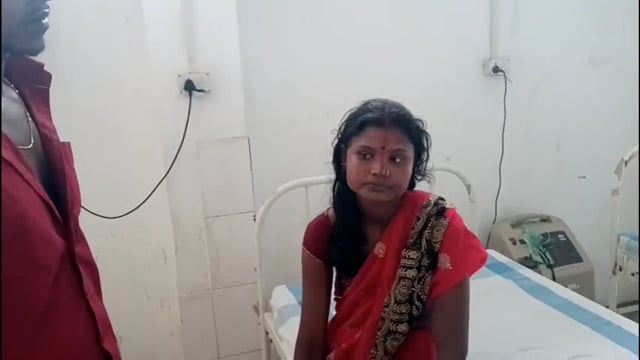 बाइक अनियंत्रित होकर कुंडा पुल के नीचे गिरने से पति-पत्नी घायल।