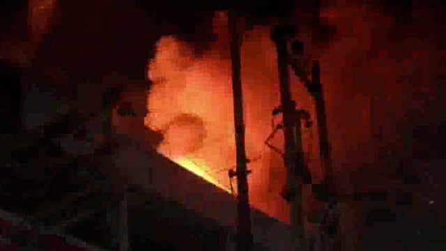 बुलंदशहर (उत्तर प्रदेश): थाना खुर्जा नगर कोतवाली क्षेत्र के कबूतर पैंठ चौराहा स्थित कलुआ मोटर्स (होंडा मोटरसाइकिल शोरूम) की छत पर देर रात भीषण आग लग गई। चंद मिनटों में आग ने विकराल रूप ले लिया, जिससे इलाके में अफरा-तफरी मच गई।
#fire