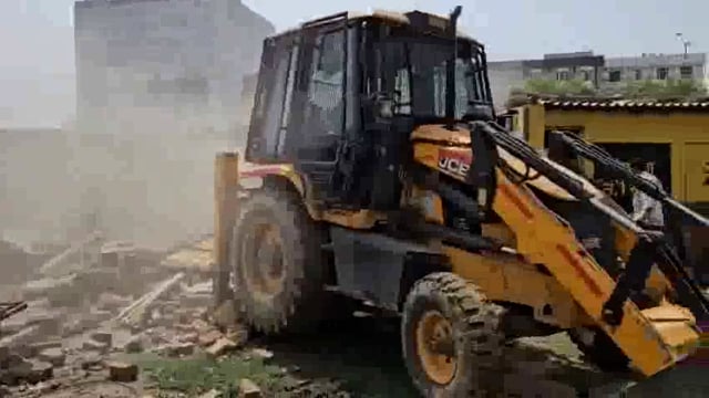 ग्रेटर नोएडा (उत्तर प्रदेश): ग्रेटर नोएडा प्राधिकरण ने सोमवार को पतवाड़ी (सेक्टर-2) में अवैध अतिक्रमण के खिलाफ बड़ी कार्रवाई करते हुए बुलडोजर चलाया। इस कार्रवाई के चलते करीब 10,000 वर्ग मीटर जमीन को कब्जा मुक्त कराया गया, जिसकी अनुमानित बाजार कीमत 100 करोड़ रुपये से अधिक बताई जा रही है।
#potato