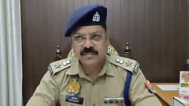 अयोध्या : युवक को बेरहमी से उतारा मौत के घाट धारदार हथियार से हत्या, शव के 6 टुकड़े किए जमीनी रंजिश में बर्बरतापूर्वक हत्या की गई भाई ने चाचा समेत 4 पर लगाया आरोप 2 लोग गिरफ्तार, 2 फरार बीए फाइनल ईयर का छात्र था युवक दिनेश बीकापुर कोतवाली के पटेल नगर की वारदात
#police