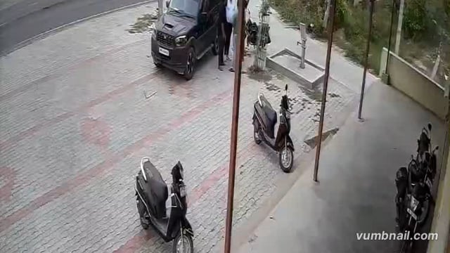 अलीगढ़ (उत्तर प्रदेश): जिले के इगलास थाना क्षेत्र स्थित बरोठ गांव में शनिवार को उस समय हड़कंप मच गया जब स्कॉर्पियो सवार दबंगों ने खुलेआम फायरिंग कर दी। पूरी घटना पास में लगे सीसीटीवी कैमरे में कैद हो गई है।
#police