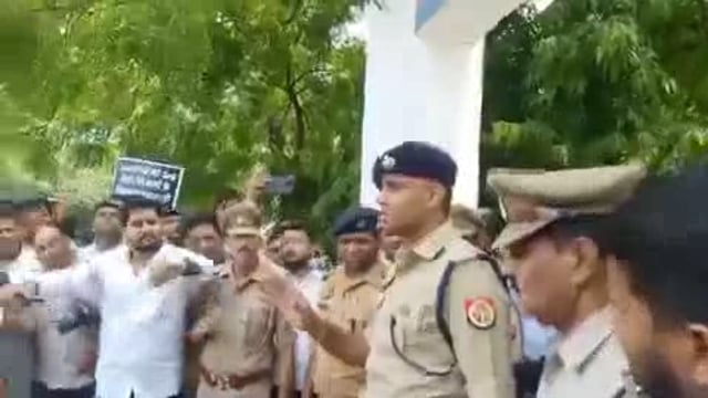➡️...अलीगढ़ : एसएसपी कार्यालय पर हिंदू संगठनों का प्रदर्शन 
प्रदर्शनकारियों को SSP संजीव सुमन की दो टूक
