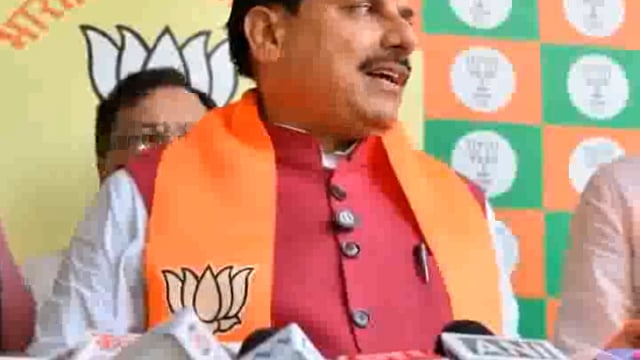 नेता प्रतिपक्ष के दादी को पुष्पांजलि अर्पित करते समय जूते न उतारने को लेकर विवाद खड़ा हो गया है। पूर्व विधायक मोहन यादव ने इस मामले को संस्कारों के प्रति अनादर बताते हुए कड़ी आलोचना की है।
मोहन यादव ने कहा, "यह परंपराओं और संस्कारों के विरुद्ध है कि बड़े बुजुर्गों को सम्मान देने के दौरान जूते तक नहीं उतारे गए।" उन्होंने इस व्यवहार को अनुचित और असंवेदनशील करार दिया।#politics