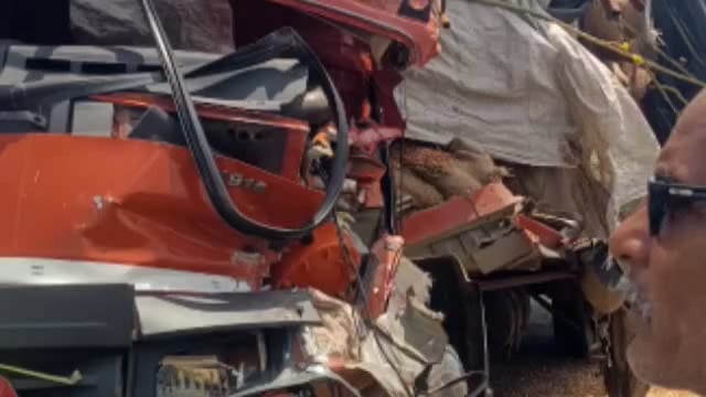 नरसिंगवाडी पाटीजवळ नादुरुस्त अवस्थेत थांबलेल्या कंटेनरला पाठीमागून आयशर टेम्पोची धडक एक जण ठार