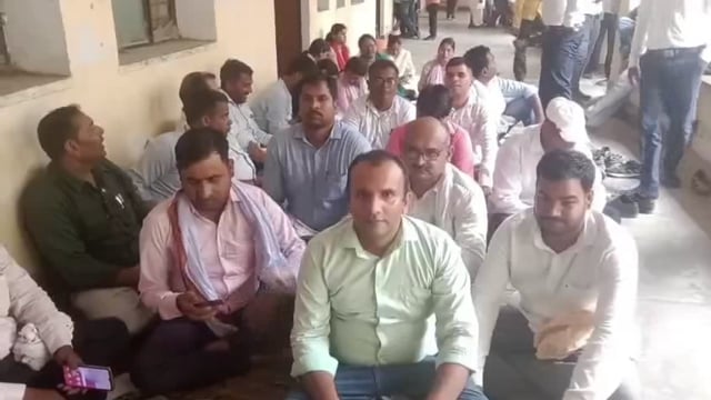 खनन माफिया द्वारा धमकी देने पर,पुलिस ने कार्यवाही नहीं किया तो लेखपालों का फूटा गुस्सा,कार्य बहिष्कार कर देने लगे धरना