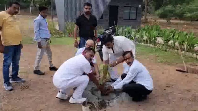 झाँसी संघर्ष सेवा समिति एवं सेवा के जवानों ने सैन्य क्षेत्र में संयुक्त रूप से किया पौधरोपण 