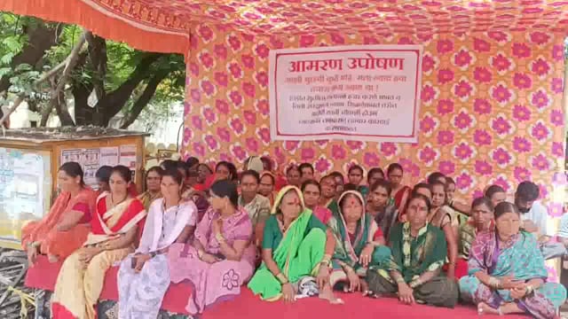 महिलांच्या प्रश्नाच्या भडिमाराने फौजदार साहेबांची बोलतीबंद उपोषणाच्या तिसऱ्या दिवशी जेलभरो आंदोलनाचा इशारा 