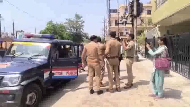 कानपुर: हेयर ट्रांसप्लांट के बाद दो इंजीनियरों की संदिग्ध मौत के मामले में पुलिस ने कार्रवाई तेज कर दी है। मंगलवार को पुलिस आरोपी डॉक्टर अनुष्का तिवारी को लेकर उस क्लीनिक पहुंची, जहां यह ट्रांसप्लांट किया गया था।
#police