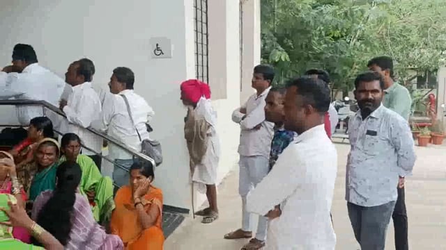 आटपाडी मध्ये अपहरण झालेल्या मुलीच्या शोधासाठी महिलांचे जेलभरो आंदोलन 