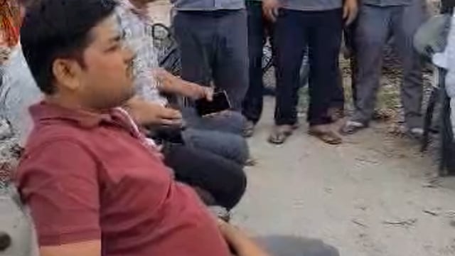 ढाई लाख के गहने व नकदी वापस देकर पलिया रेल‌ कर्मचारियों ने पेश की‌ ईमानदारी की‌ मिसाल