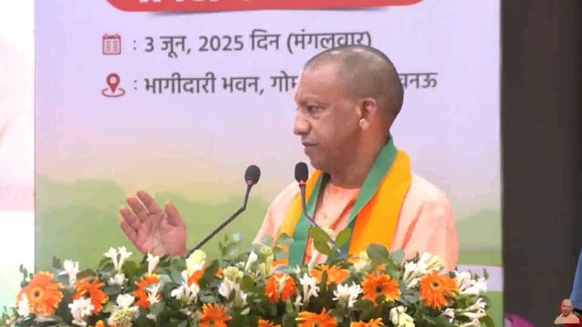 उत्तर प्रदेश के मुख्यमंत्री योगी आदित्यनाथ ने कहा कि कांग्रेस और पिछली सरकारों ने श्री राम मंदिर के दर्शन को सांप्रदायिक राजनीति का मुद्दा बना दिया था। उन्होंने बताया कि ये राजनीतिक दल खुद मंदिर तक जाने से कतरा रहे थे और वहां जाने को भी विवादास्पद मानते थे।#politics